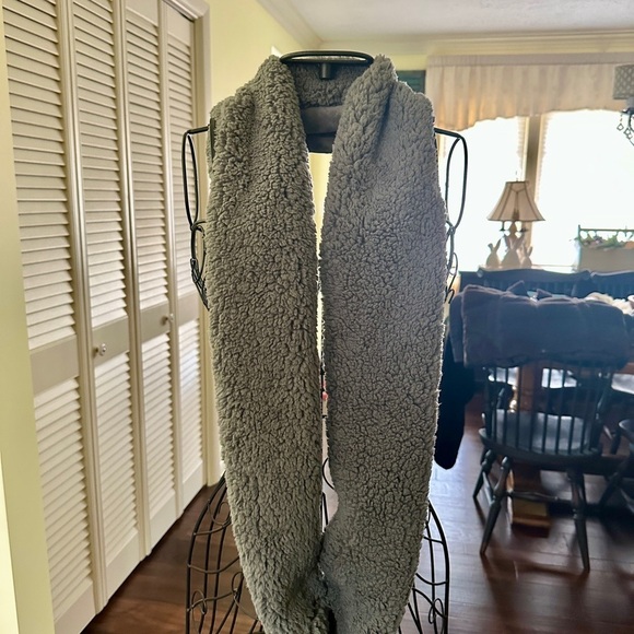 2 NWOT, INFINITY SCARVES. MASSINI, CREAM & SOFT LAVENDER SCARF WITH FRINGE. - Picture 7 of 10